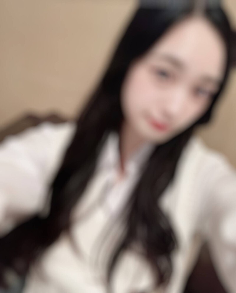 FC2-PPV-4837387 毛发旺盛！真是个淑女！她受不了按部就班的生活，于是做了件淘气的事…她的第一次颜射和第一次奶油派！